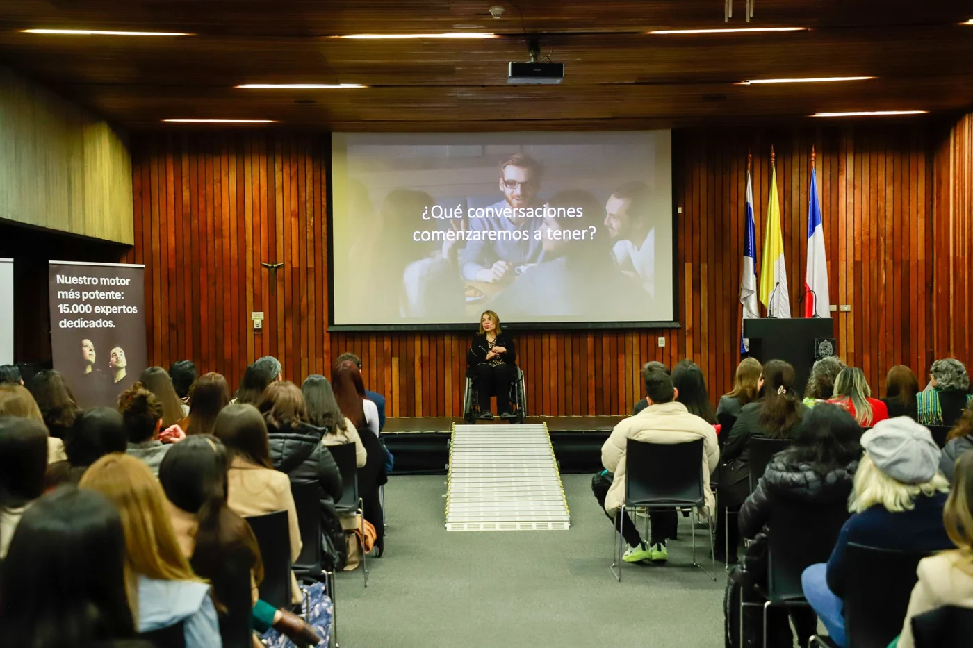 Carolina García Berguecio dando una charla ante el público de la Academia de Digitalización Minera para mujeres.
